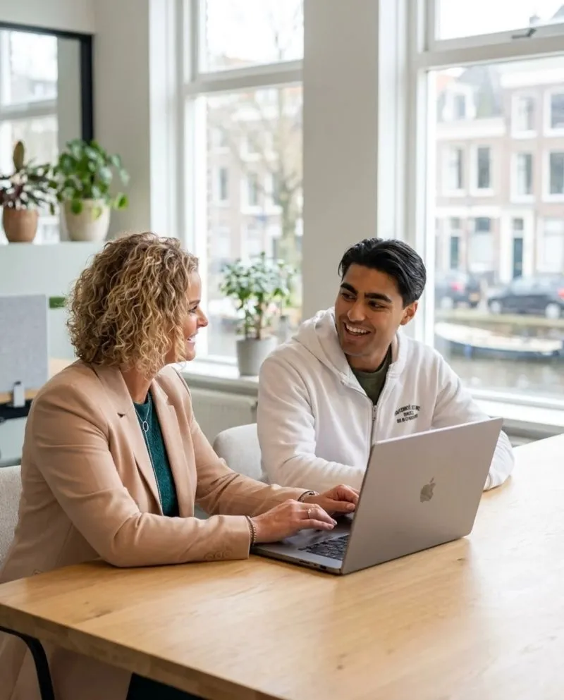 Linda Wildbret en Martin Veltman samen achter de laptop